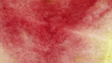 4K makro organik dilimlenmiş guava döner levhayı kapat siyah arkaplanda izole edilmiş.