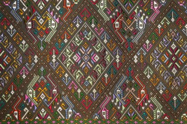 Renkli Tayland ipeği el işi Peru tarzı halı yüzeyi doğal malzemelerden yapılmış eski yırtık antika kimyasallar ipek arkaplan dokusunu kapatır