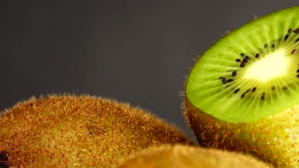 Kiwi Fruit Heap Sliced Whole Kiwi Fruit Close Rotating — Vídeo de Stock