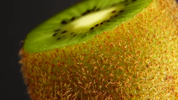 Kiwi Fruit Heap Sliced Whole Kiwi Fruit Close Rotating — Vídeo de Stock