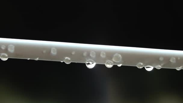 4K水滴在电线下 在黑色背景上焊接 — 图库视频影像