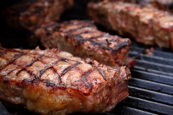 Steaks vom Grill — Stockfoto