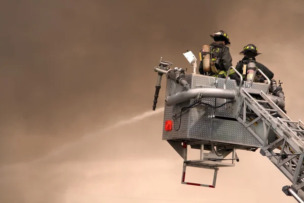 Brandweerlieden in emmer — Stockfoto