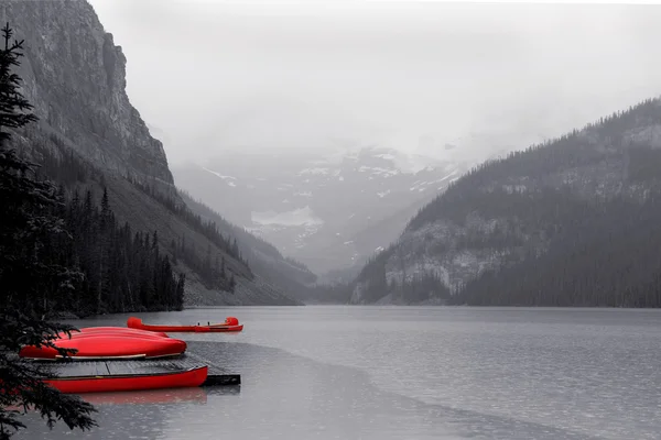 Red Canoes Lake Louise — Stock Photo, Image