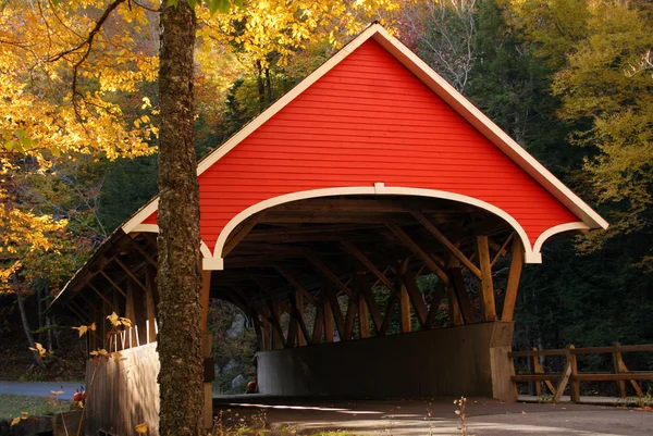 Rote überdachte Brücke — Stockfoto
