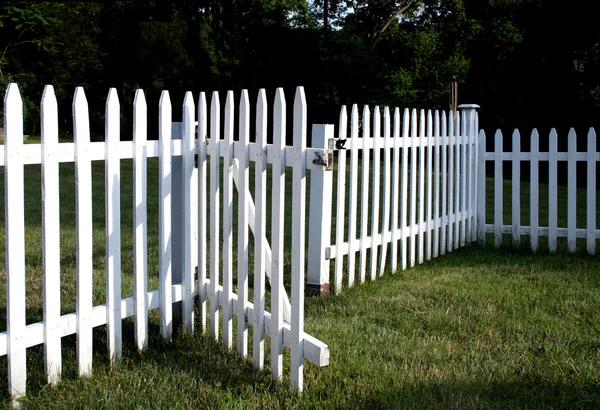 Белый забор для пикета — стоковое фото