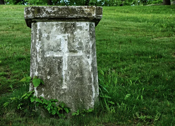 Altes Grab mit Kreuz — Stockfoto