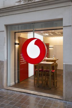 VALENCIA, İspanya - 30 Eylül 2021 Vodafone, İngiliz çokuluslu telekomünikasyon şirketidir. Vodafone Mart 2022 'ye kadar bütün İspanyol dükkanlarını kapatacak.