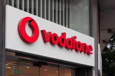 VALENCIA, İspanya - 30 Eylül 2021 Vodafone, İngiliz çokuluslu telekomünikasyon şirketidir. Vodafone Mart 2022 'ye kadar bütün İspanyol dükkanlarını kapatacak.