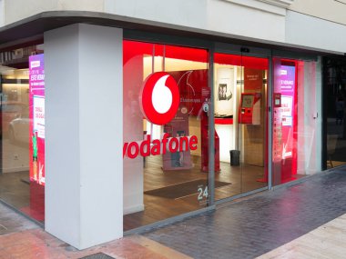 VALENCIA, İspanya - 30 Eylül 2021 Vodafone, İngiliz çokuluslu telekomünikasyon şirketidir. Vodafone Mart 2022 'ye kadar bütün İspanyol dükkanlarını kapatacak.