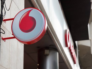 VALENCIA, İspanya - 30 Eylül 2021 Vodafone, İngiliz çokuluslu telekomünikasyon şirketidir. Vodafone Mart 2022 'ye kadar bütün İspanyol dükkanlarını kapatacak.