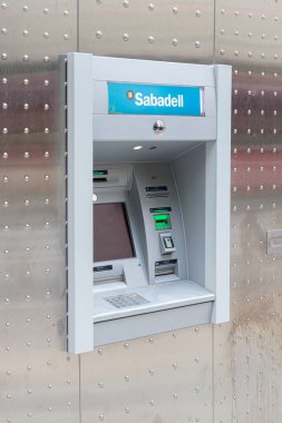 VALENCIA, İspanya - OCTUBRE 03, 2021: Banco Sabadell İspanyol yatırım bankası ve finans hizmetleri şirketidir.