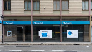 VALENCIA, İspanya - OCTUBRE 03, 2021: Banco Sabadell İspanyol yatırım bankası ve finans hizmetleri şirketidir.