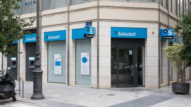 VALENCIA, İspanya - OCTUBRE 03, 2021: Banco Sabadell İspanyol yatırım bankası ve finans hizmetleri şirketidir.
