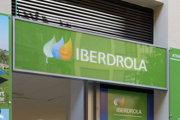 VALENCIA, İspanya - OCTUBRE 05, 2021: Iberdrola İspanya merkezli çok uluslu elektrik şirketi..