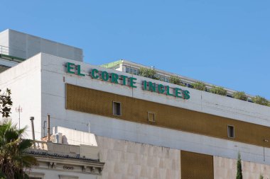 VALENCIA, İspanya - ECTOBER 05, 2021: El Corte Ingles, İspanyol mağaza zinciri. Avrupa 'nın en büyük mağaza gruplarından biridir.