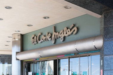 VALENCIA, İspanya - ECTOBER 05, 2021: El Corte Ingles, İspanyol mağaza zinciri. Avrupa 'nın en büyük mağaza gruplarından biridir.
