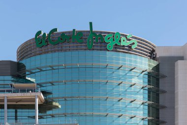 VALENCIA, İspanya - ECTOBER 05, 2021: El Corte Ingles, İspanyol mağaza zinciri. Avrupa 'nın en büyük mağaza gruplarından biridir.