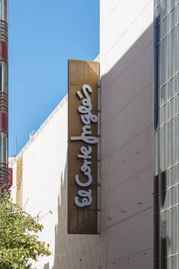 VALENCIA, İspanya - ECTOBER 05, 2021: El Corte Ingles, İspanyol mağaza zinciri. Avrupa 'nın en büyük mağaza gruplarından biridir.