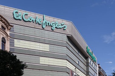 VALENCIA, İspanya - ECTOBER 05, 2021: El Corte Ingles, İspanyol mağaza zinciri. Avrupa 'nın en büyük mağaza gruplarından biridir.