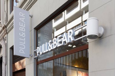 VALENCIA, İspanya - 07 Ekim 2021: Çek ve Ayı İspanyol giyim ve aksesuar perakendecisi. Inditex grubunun bir parçası.