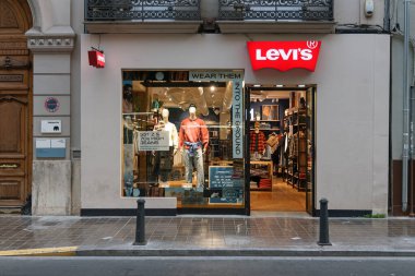VALENCIA, SPAIN - SEPTEMBER 30, 2021: Levi Strauss & Co., Levi marka kot pantolonu ile dünya çapında tanınan bir Amerikan giyim şirketidir.