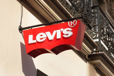 VALENCIA, SPAIN - OCTOBER 07, 2021: Levi Strauss & Co., Levi marka kot pantolonu ile dünya çapında tanınan bir Amerikan giyim şirketidir.