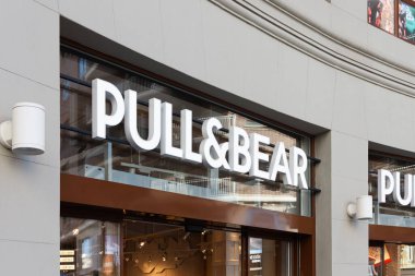 VALENCIA, İspanya - 07 Ekim 2021: Çek ve Ayı İspanyol giyim ve aksesuar perakendecisi. Inditex grubunun bir parçası.