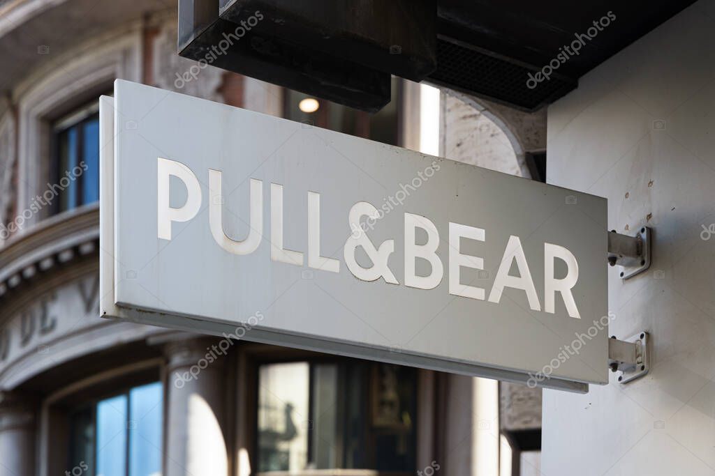 VALENCIA, ESPAÑA 07 DE OCTUBRE DE 2021 Pull and Bear es una tienda española de ropa y