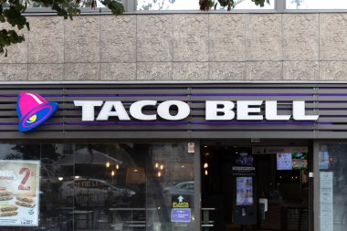 VALENCIA, İspanya - 13 Eylül 2021 Taco Bell, Amerika merkezli fast food restoranlar zinciri. Restoranlar çeşitli Meksika yemekleri sunuyor.