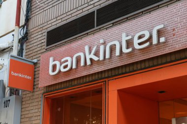 VALENCIA, İspanya - OCTUBRE 14, 2021: Bankinter merkezi Madrid 'de bulunan bir İspanyol finans şirketi.
