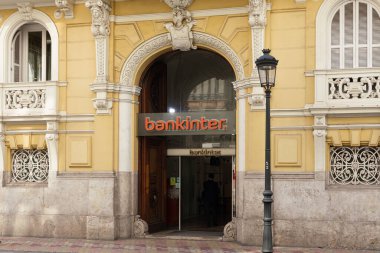 VALENCIA, İspanya - OCTUBRE 14, 2021: Bankinter merkezi Madrid 'de bulunan bir İspanyol finans şirketi.