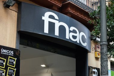 VALENCIA, İspanya - OCTUBRE 14, 2021: Fnac, Fransa 'nın kültürel ve elektronik ürünler satan büyük bir perakende satış zinciri.