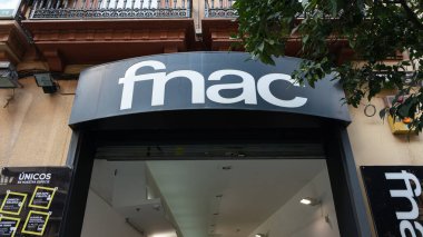 VALENCIA, İspanya - OCTUBRE 14, 2021: Fnac, Fransa 'nın kültürel ve elektronik ürünler satan büyük bir perakende satış zinciri.