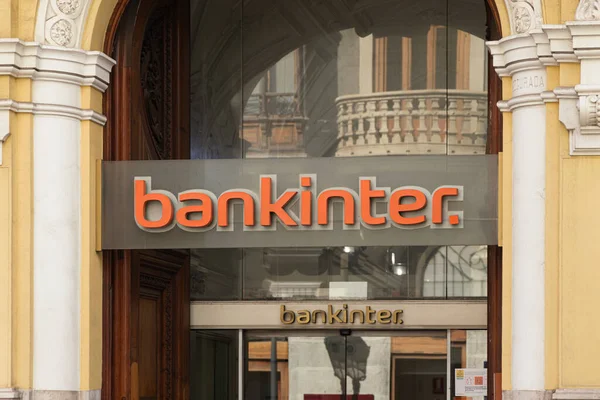 VALENCIA, İspanya - OCTUBRE 14, 2021: Bankinter merkezi Madrid 'de bulunan bir İspanyol finans şirketi.