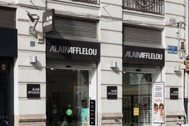 VALENCIA, İspanya - 16 Ekim 2021: Fransız Alain Afflelou firması mağaza vitrini ve logosu
