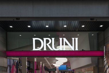 VALENCIA, İspanya - 16 Ekim 2021: Druni, parfüm, kozmetik, makyaj ve kişisel hijyen alanlarında uzmanlaşmış İspanyol parfüm zinciri.