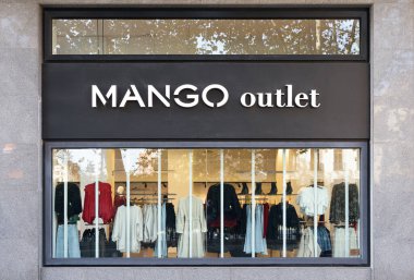 VALENCIA, İspanya - 26 Ekim 2021: Mango İspanyol giyim ve imalat şirketidir.