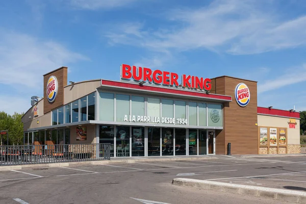 LA ELIANA, İspanya - 27 Ekim 2021: Burger King, Amerika Birleşik Devletleri 'nin çok uluslu fast food restoranlar zinciri.