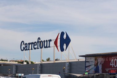 LA ELIANA, İspanya - 27 Ekim 2021: Carrefour, Fransa 'nın çok uluslu perakende şirketi.