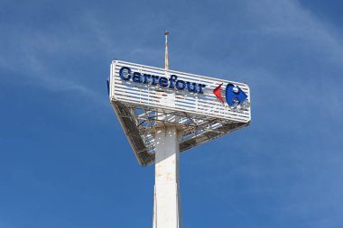 LA ELIANA, İspanya - 27 Ekim 2021: Carrefour, Fransa 'nın çok uluslu perakende şirketi.