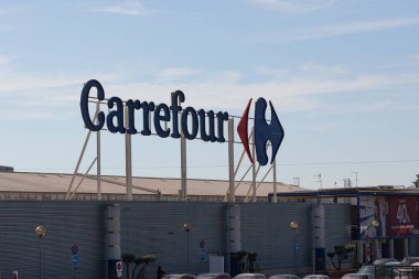 LA ELIANA, İspanya - 27 Ekim 2021: Carrefour, Fransa 'nın çok uluslu perakende şirketi.