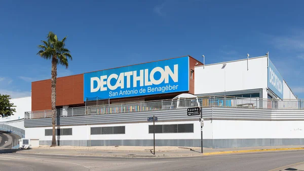 SAN ANTONIO BENAGEBER, İspanya - 27 Ekim 2021: Decathlon, Fransız spor ürünleri perakendecisi.