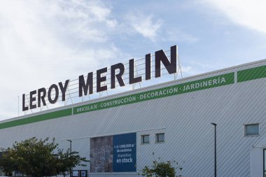 LA POBLA de VALLBONA, İSPA - 27 Ekim 2021: Leroy Merlin, Fransa merkezli bir ev geliştirme ve bahçe perakendecisi.