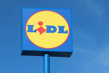 LA POBLA de VALLBONA, İspanya - 27 Ekim 2021: Lidl, Almanya 'nın Avrupa ve ABD' de faaliyet gösteren uluslararası indirimli perakende satış zinciri.
