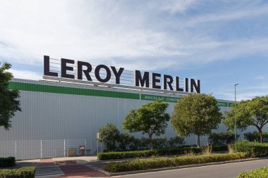 LA POBLA de VALLBONA, İSPA - 27 Ekim 2021: Leroy Merlin, Fransa merkezli bir ev geliştirme ve bahçe perakendecisi.