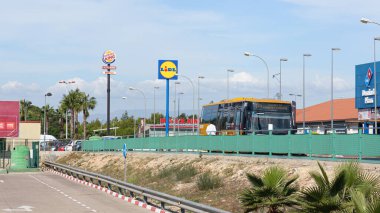 LA POBLA de VALLBONA, İspanya - 27 Ekim 2021: Lidl, Almanya 'nın Avrupa ve ABD' de faaliyet gösteren uluslararası indirimli perakende satış zinciri.
