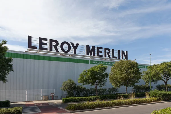 LA POBLA de VALLBONA, İSPA - 27 Ekim 2021: Leroy Merlin, Fransa merkezli bir ev geliştirme ve bahçe perakendecisi.