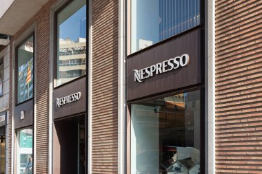 VALENCIA, İspanya - 26 Ekim 2021: Nespresso, Nestle Grubu 'nun bir işletim birimidir. Kahve kapsülü ve kahve makinesi satıyor.