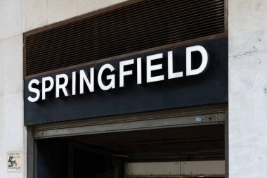 VALENCIA, İspanya - 26 Ekim 2021 Springfield sıradan bir moda markasıdır. Avrupa 'nın önde gelen moda perakendecilerinden Tendam Group' a ait.